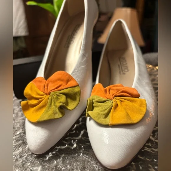 Vintage Bandolino Made in Italy Ivory Leather Pumps with Sculptural Bow 8.5 N - Picture 4 of 16